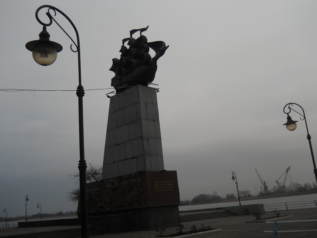 Визитка города - памятник первому   кораблю построеному на верфи - Галина Квасникова