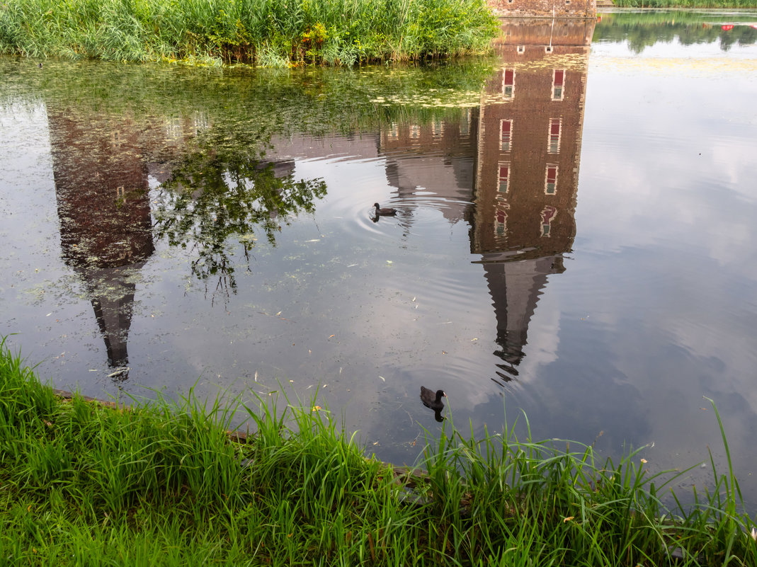 Отражение замка Хунсбрук, Голландия - Witalij Loewin