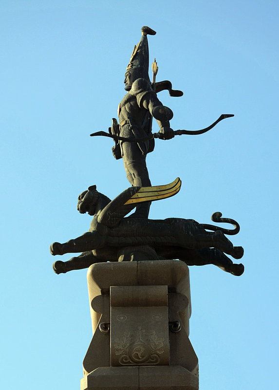 Скульптура наверху монумента на площади Республики, г. Алма-Ата - Асылбек Айманов
