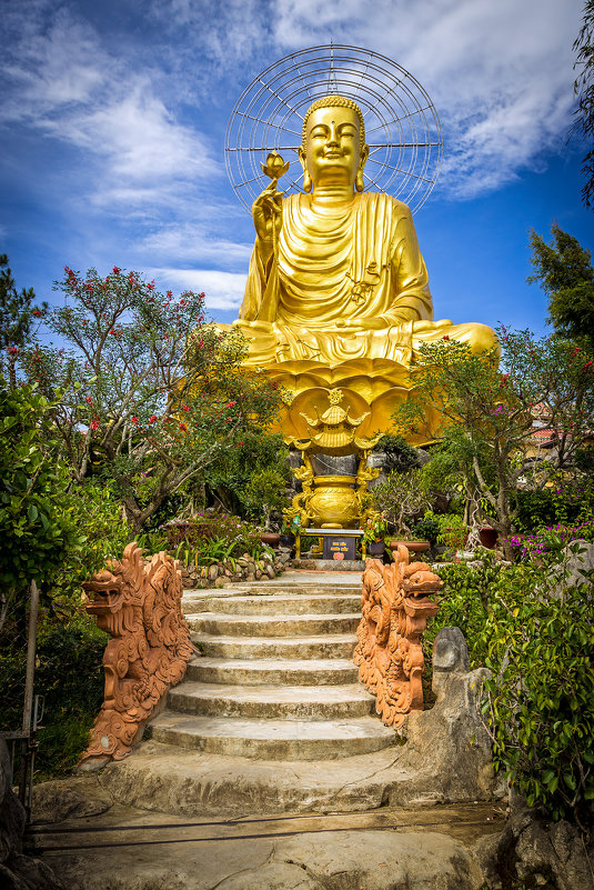 Вьетнам. Гигантская статуя Будды в Далате. - Андрей Ярославцев