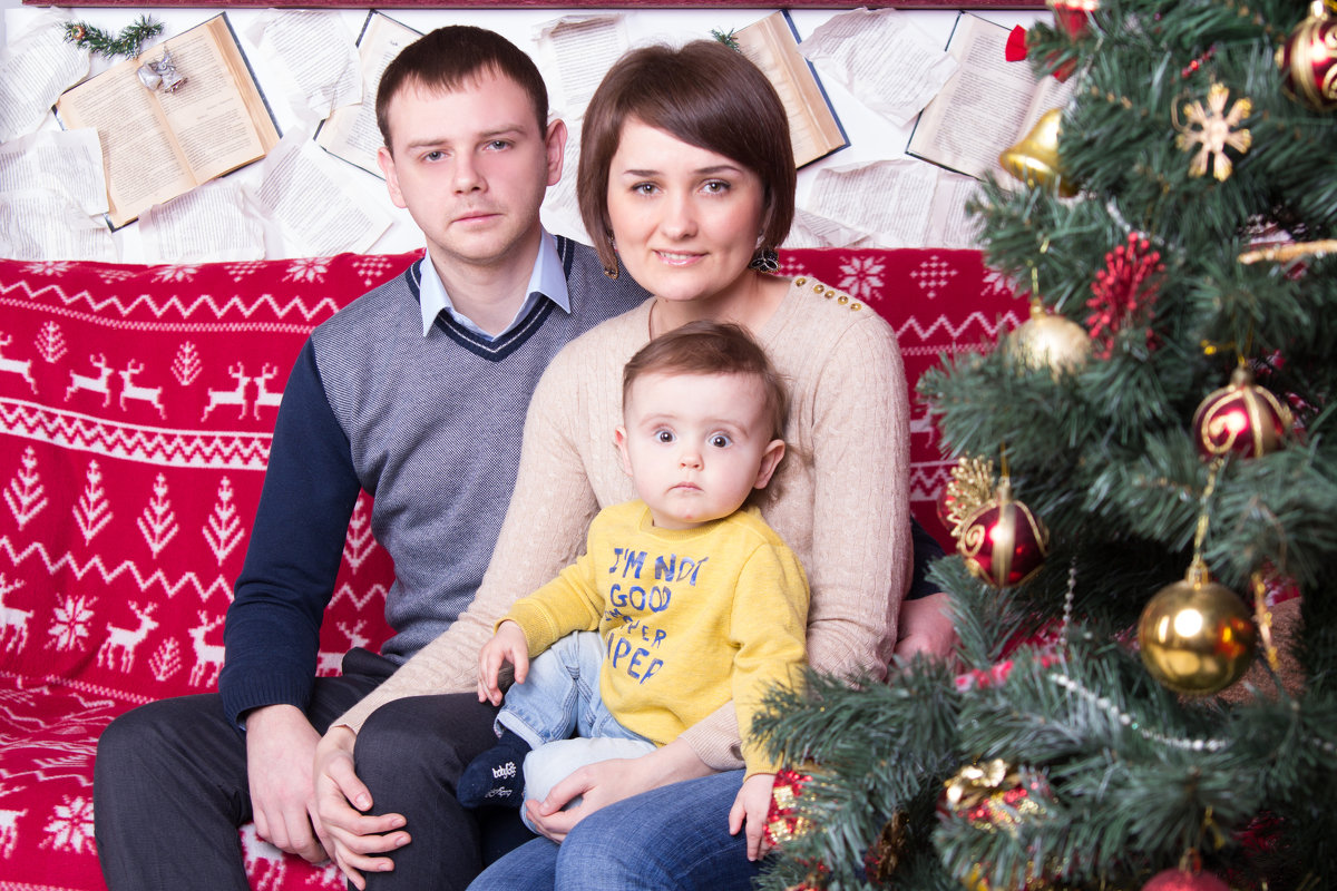 Семья у ёлки на диване - Valentina Zaytseva