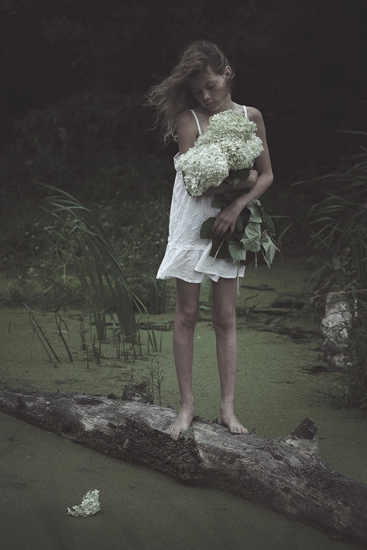 Girl carries flowers - DewFrame [Kozlova+Yagodinsky]