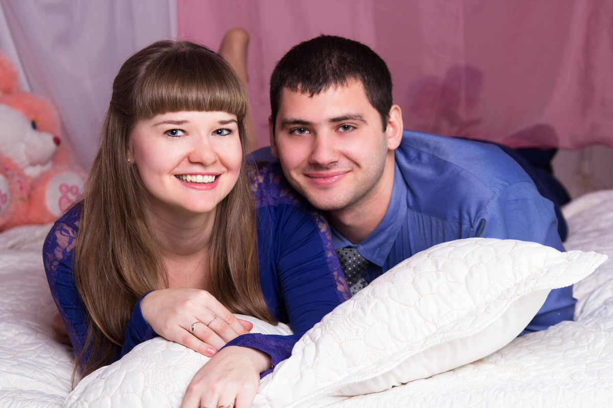 Симпотичная пара на кровати - Valentina Zaytseva