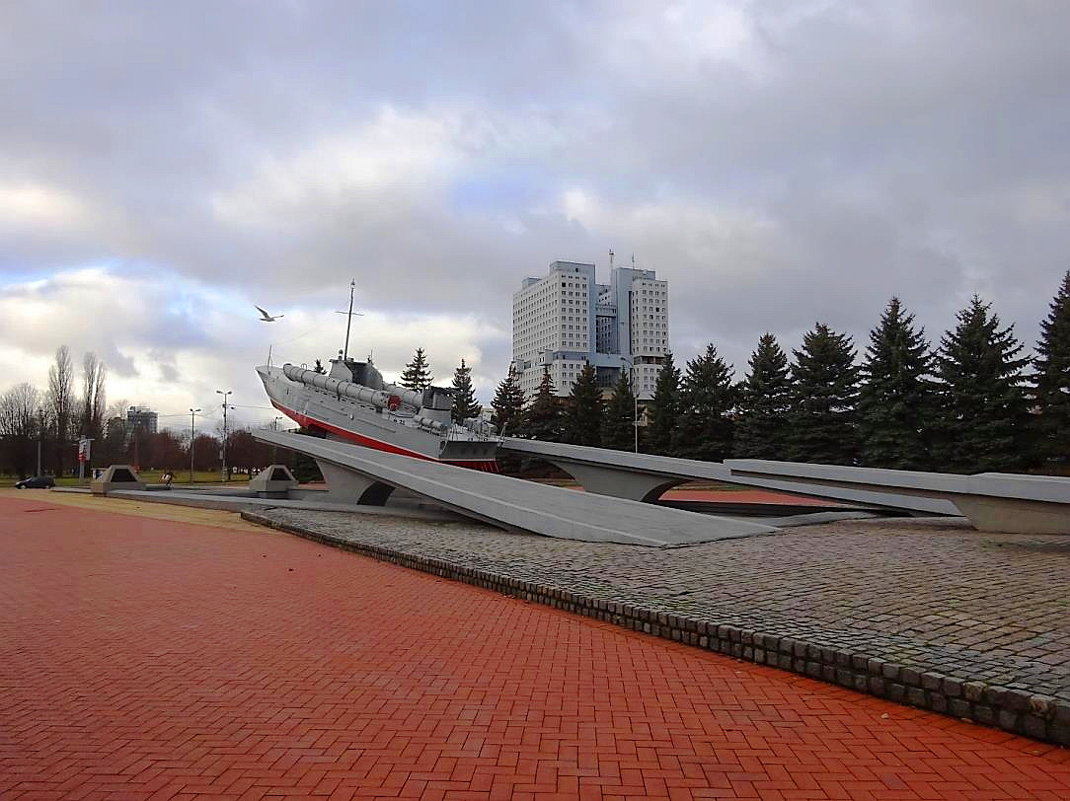 Памятный знак морякам-балтийцам на фоне Дома Советов - Маргарита Батырева