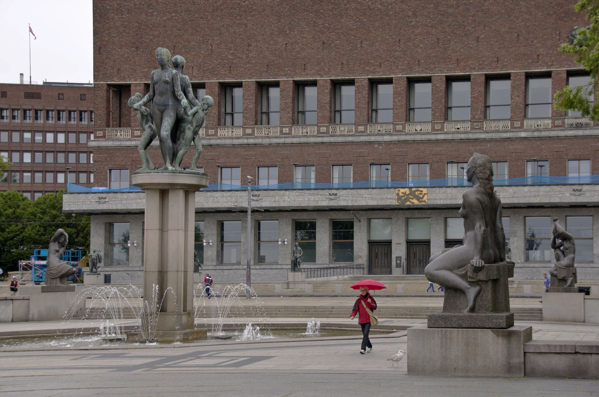 Скульптуры перед задним фасадом ратуши в Осло - Александр Рябчиков