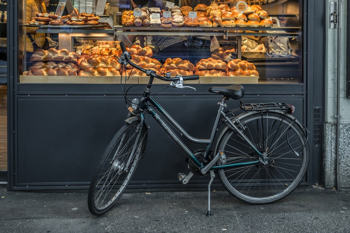 Bike and delicious buns - Dmitry Ozersky