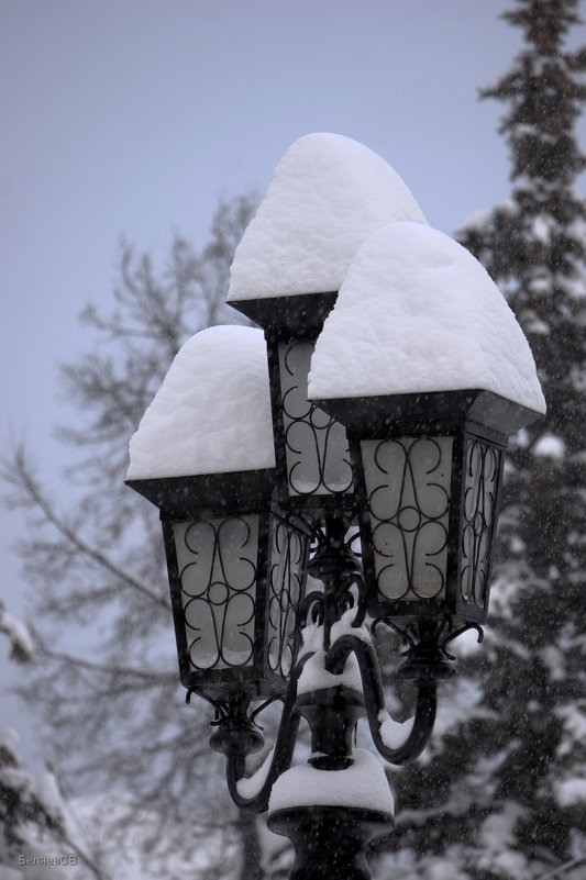 Фонарь под снегом - Сергей Беляев