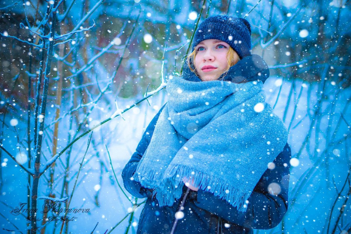 Девушка гуляет в зимний день - Ирина 