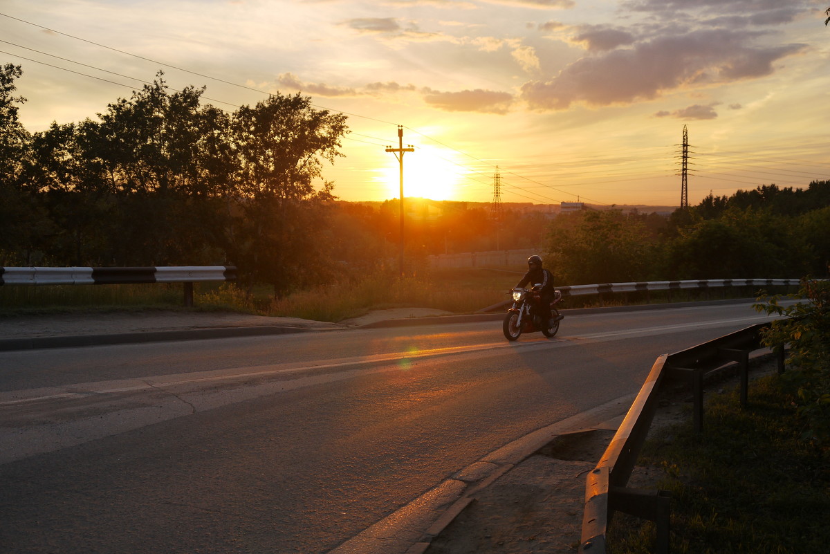 Мотоцикл в закате - Андрей Гамарник