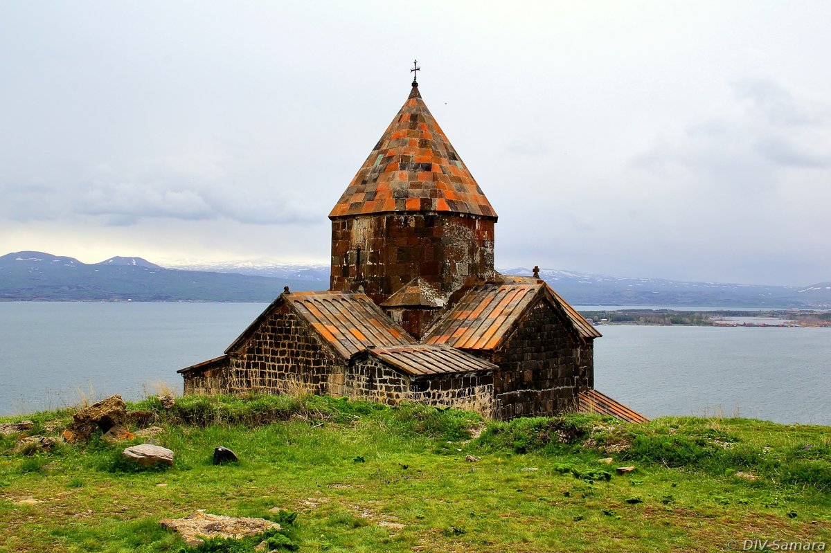 Храм Сурб Аракелоц на озере Севан в Армении - Денис Кораблёв