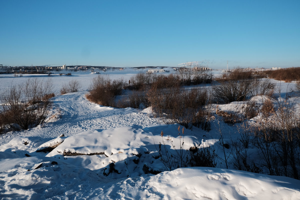 На берегу Ангары ниже плотины ГЭС в Иркутске. - Rafael 