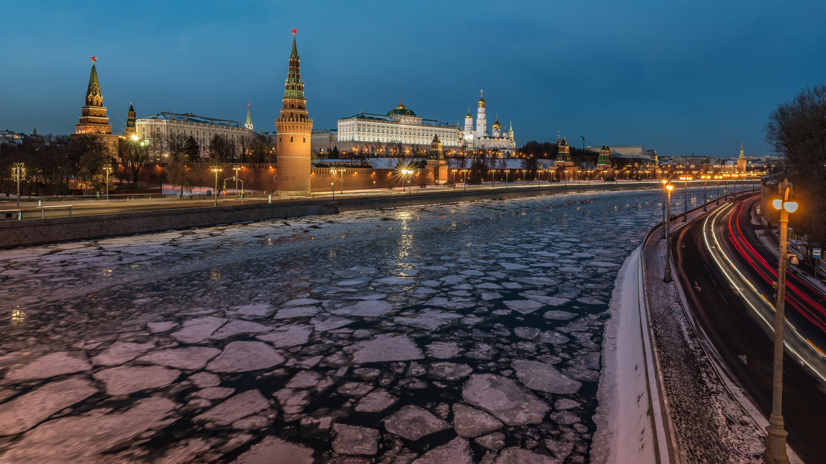 Вид на Водовзводную башню Московского Кремля с Большого Каменного моста - Борис Гольдберг