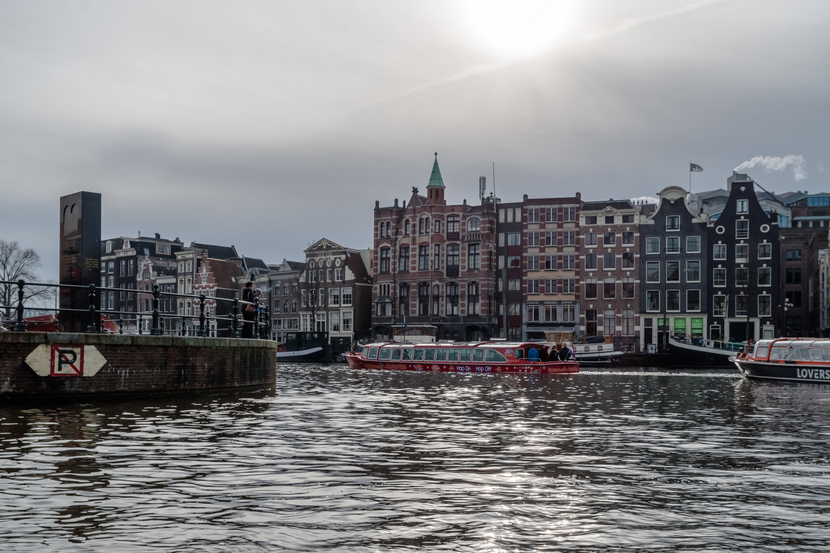 Дома и прогулочные катера в контровом свете. Амстердам - Witalij Loewin
