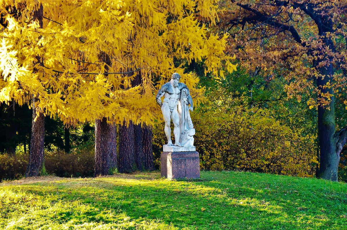 Скульптура Геркулес под золотой лиственницей... - Sergey Gordoff