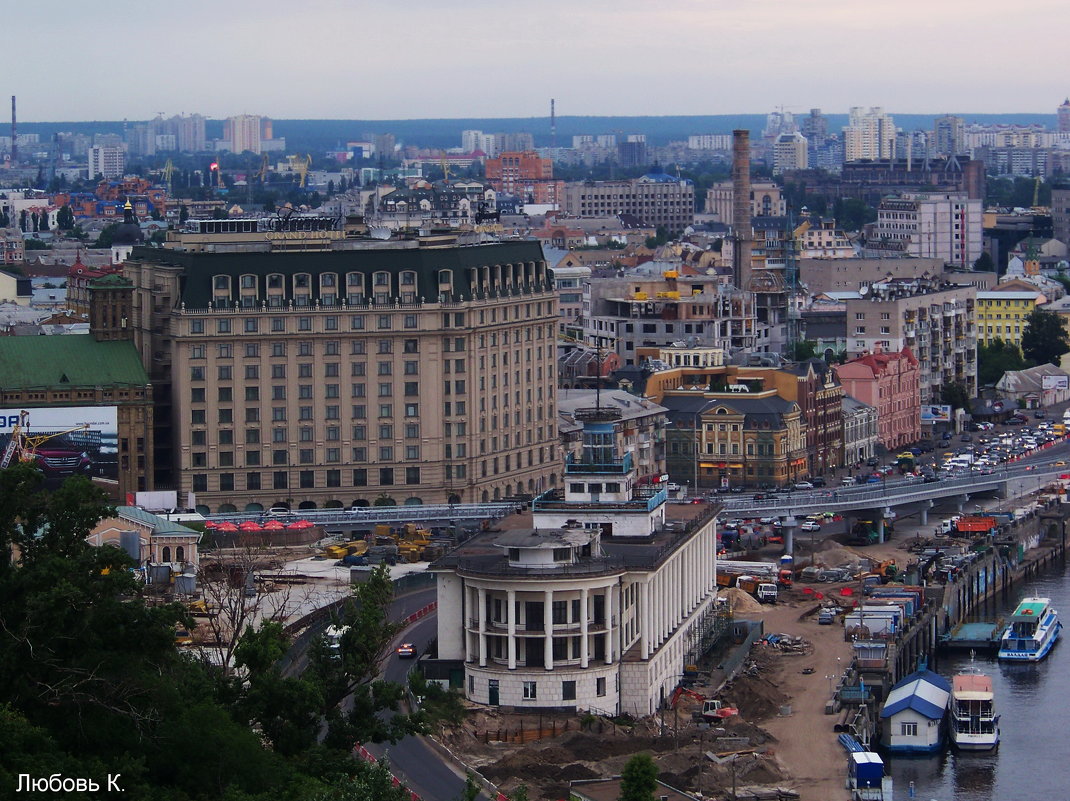 Панорама города  Киева. Городские застройки и  речной порт... - Любовь К.