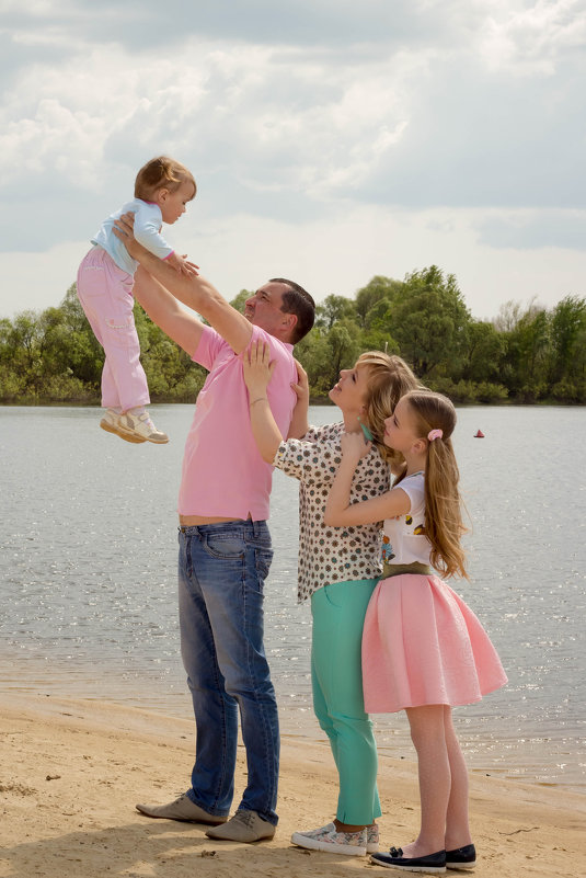 Mom, dad, sister and me. Family friendly - Oksana Likhadziyeuskaya