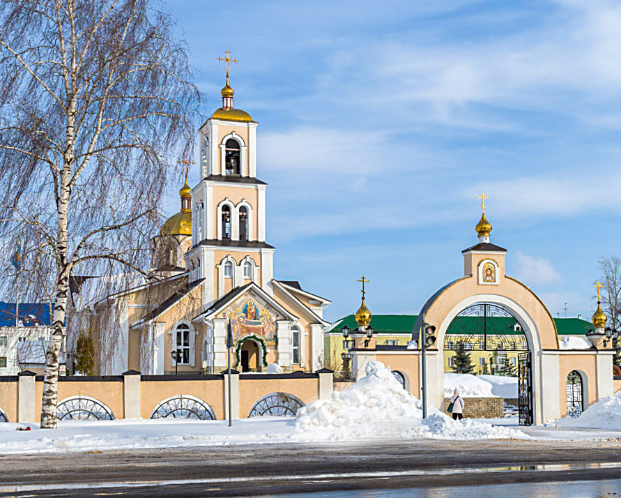 У храма - Любовь Потеряхина