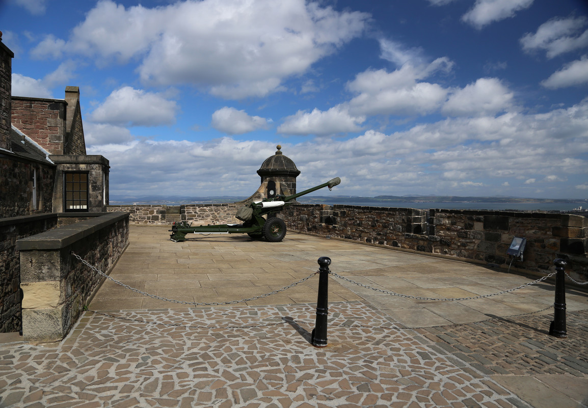 One hour gun, Edinburgh Castle - Larisa Ulanova