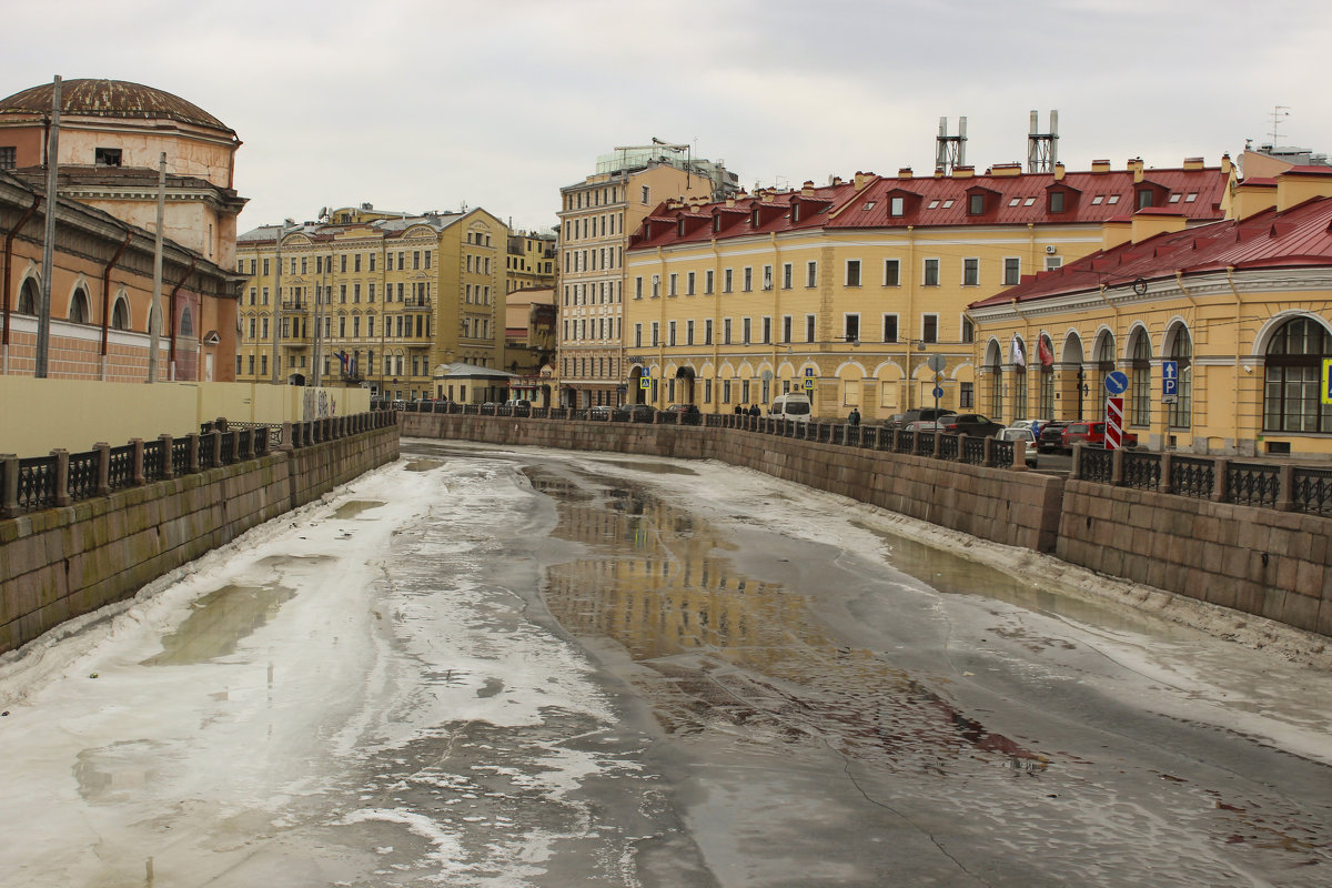 На конюшенном  мосту - И.В.К. ))