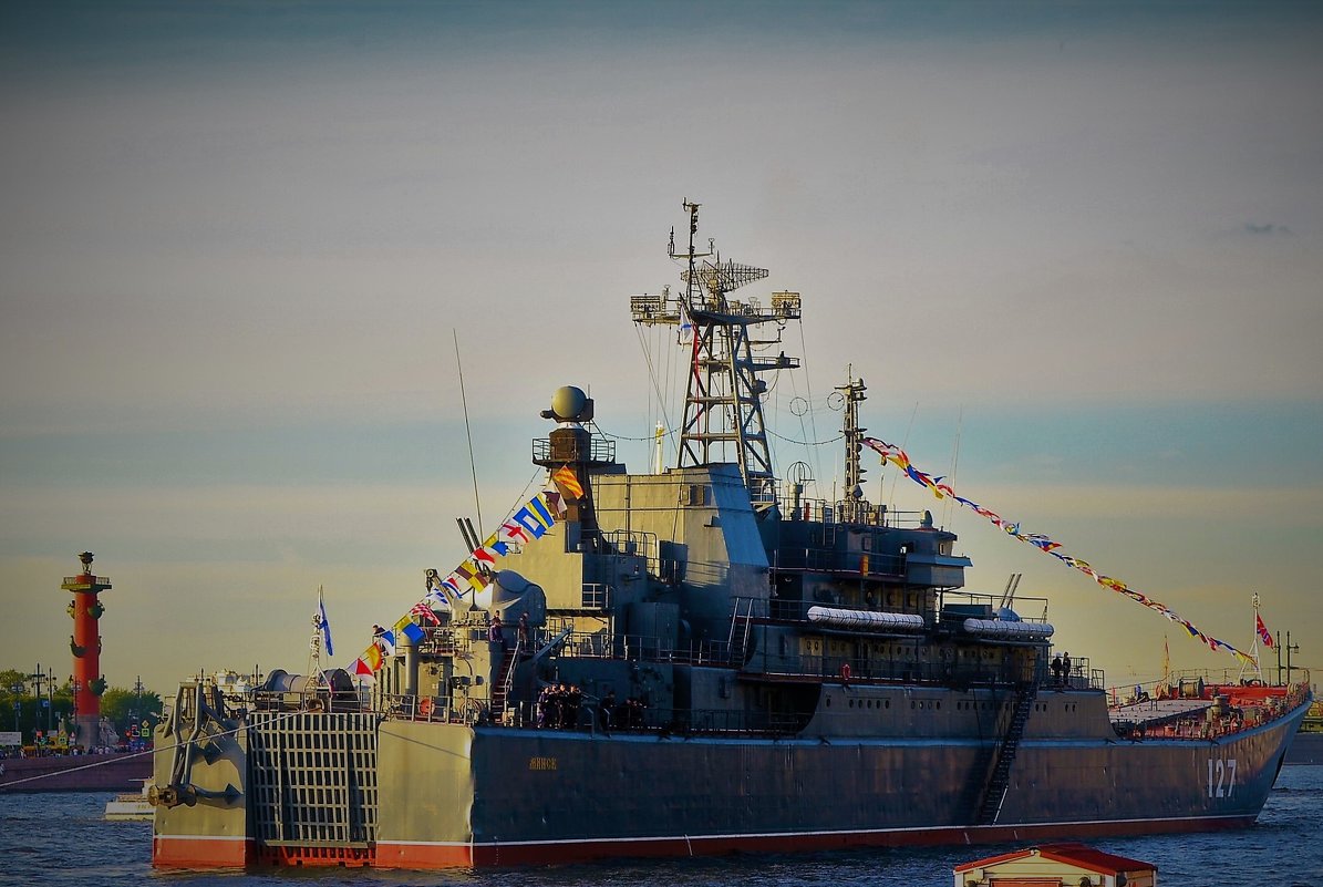 Большой десантный корабль"Минск"в акватории Невы... - Sergey Gordoff