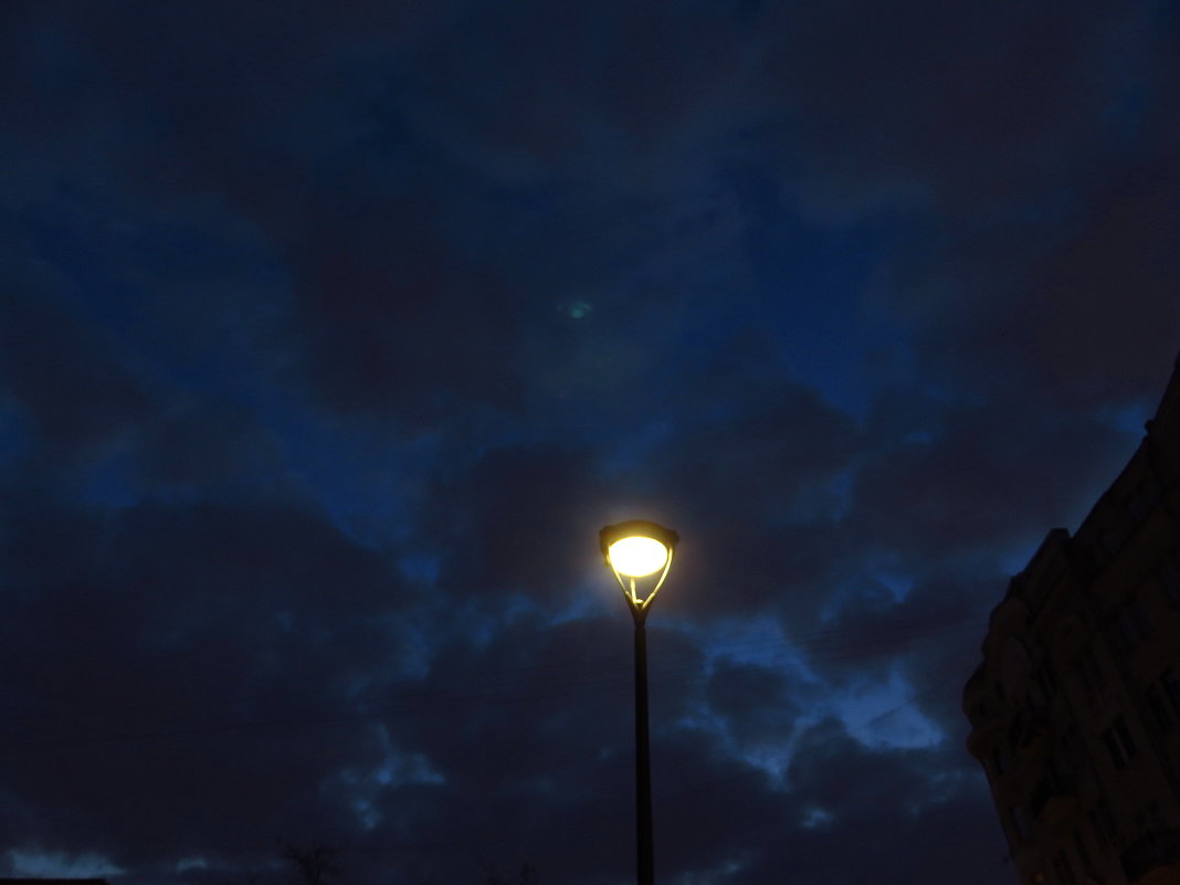 Ночь, улица, фонарь, "НЛО" - Андрей Лукьянов