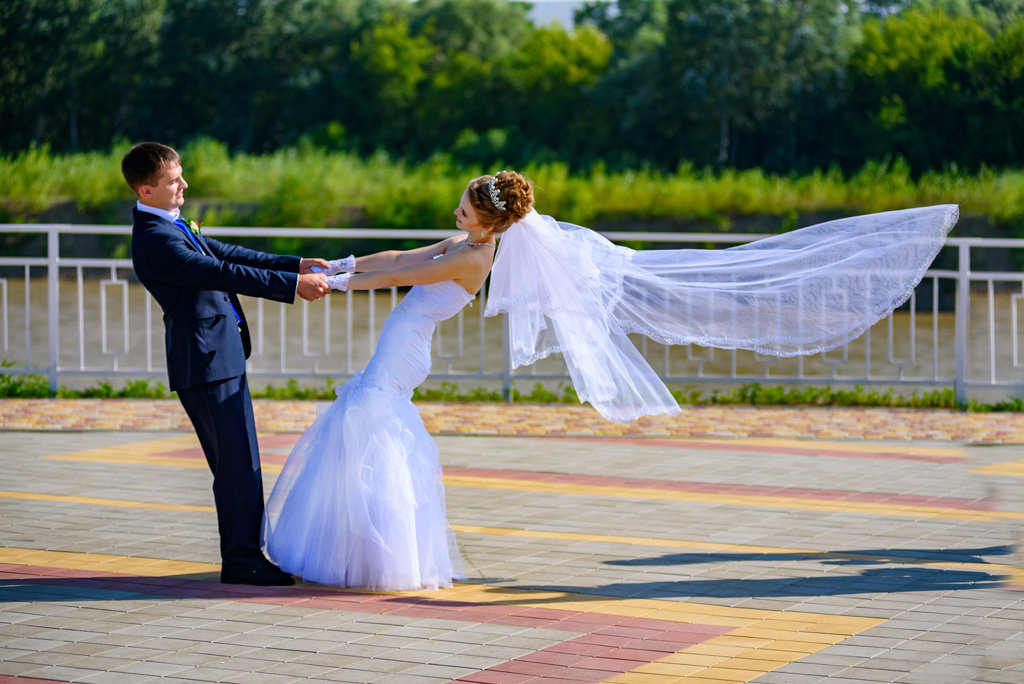Жених и невеста на прогулке - iv12 