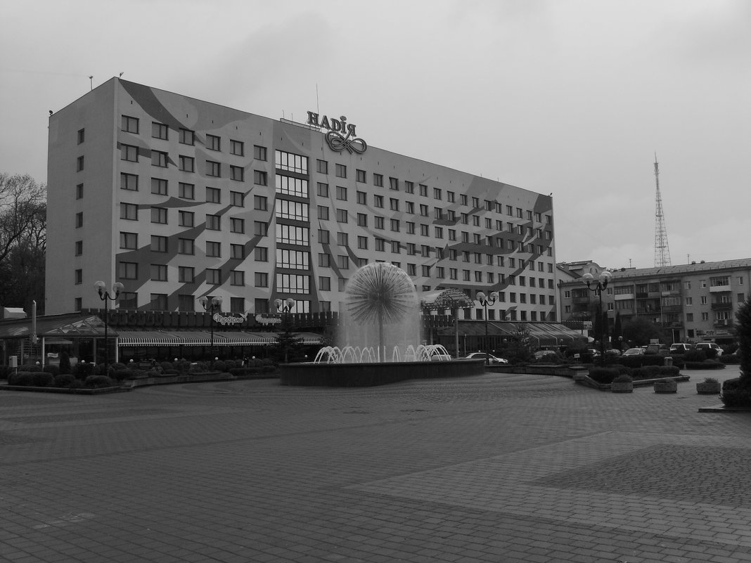 Гостиница   "Надия"   и   фонтан - одуванчик   в    Ивано - Франковске - Андрей  Васильевич Коляскин