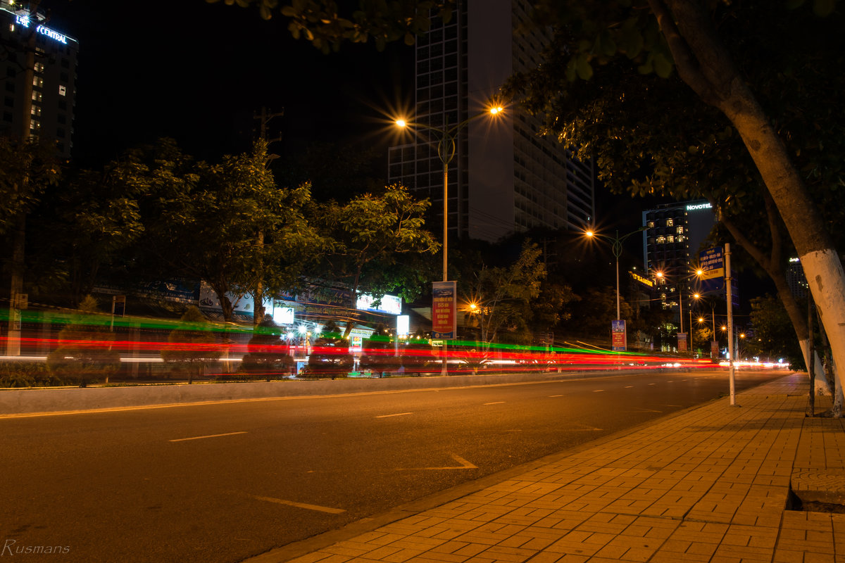 Ночная улица в Нячанге. Вьетнам - Ruslan 