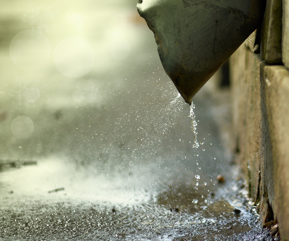 Из водостока хлещет на асфальт вода рисунок