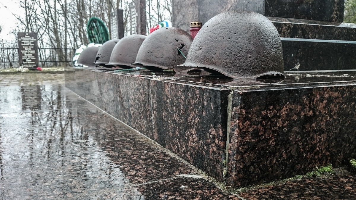 Каски погибших воинов у монумента ВОВ - Serega  