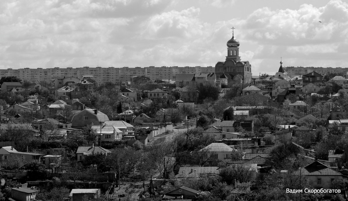 СЕВАСТОПОЛЬ - ВИД НА  КРАСНУЮ ГОРКУ С УЛ ВАТУТИНА - ВАДИМ СКОРОБОГАТОВ