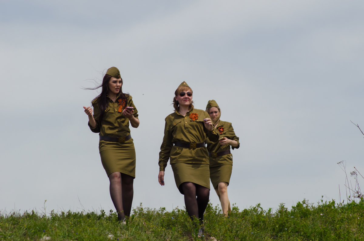 Девушки в военной форме на фоне неба - Олег Брусенцев 