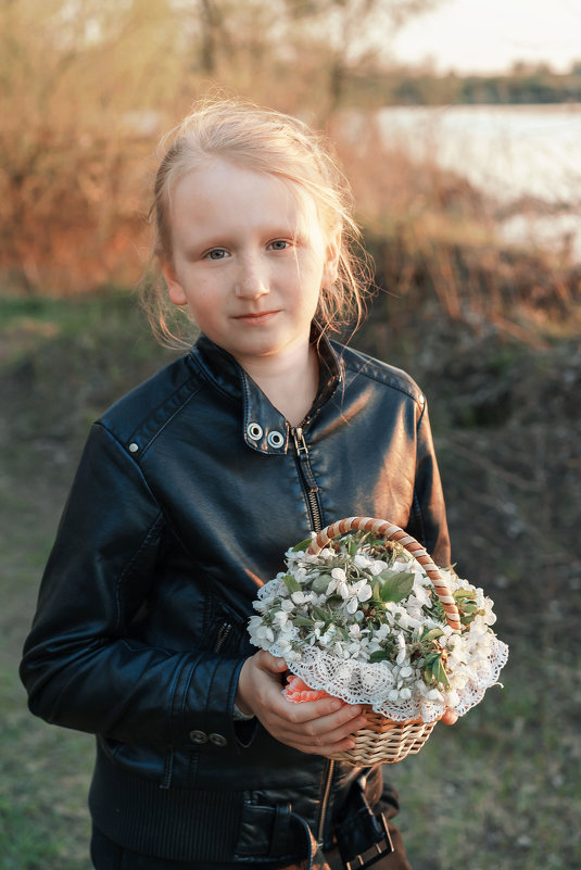 Девочка с корзинкой цветов - Оксана Лада