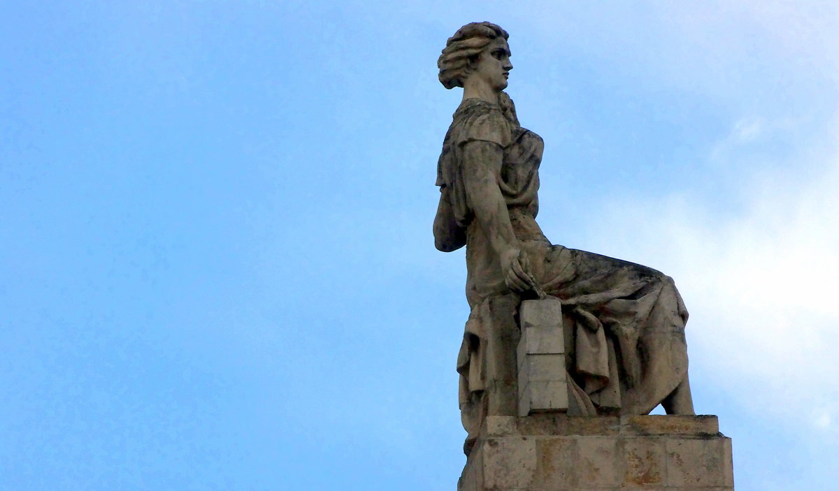 Одна из скульптур на высотном здании на Кудринской площади. - Елена 