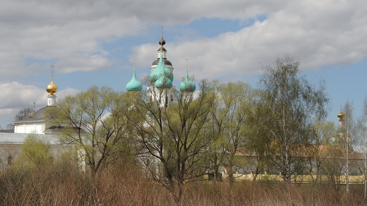 Монастырские купола, нежная зелень мая - Николай Белавин
