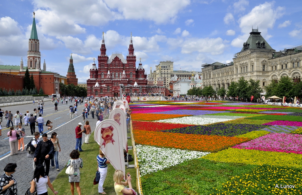 Туристы и цветы... - Anatoly Lunov