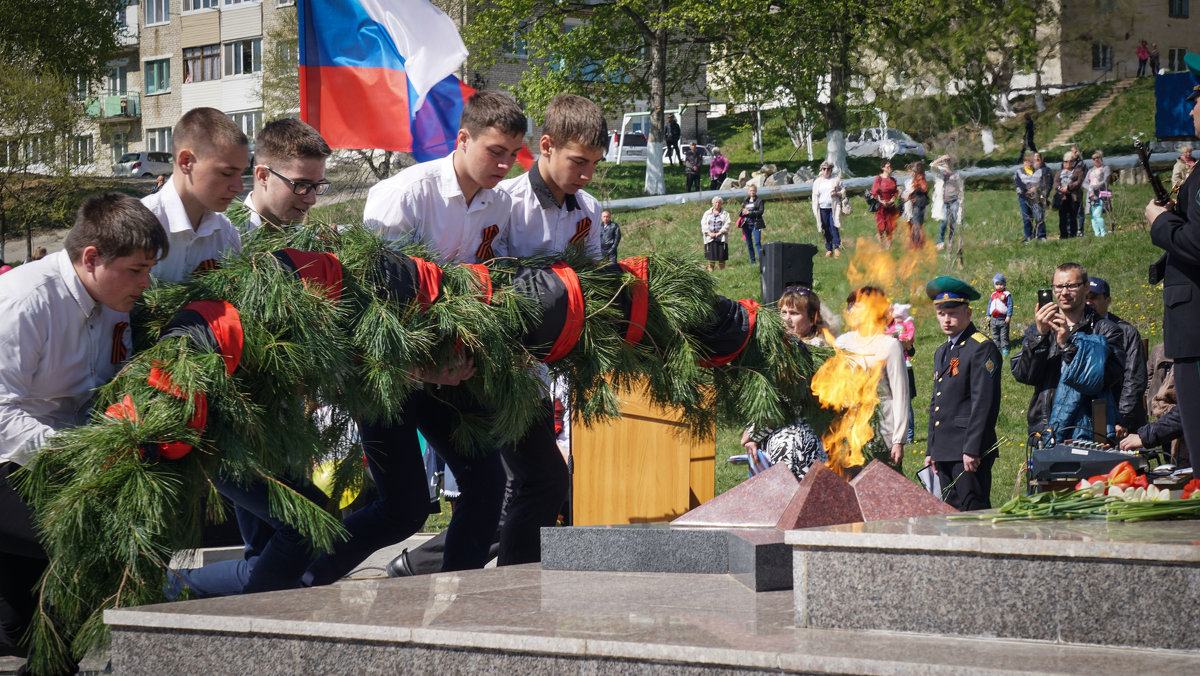 Возложение венка к вечному огню... - Арина 