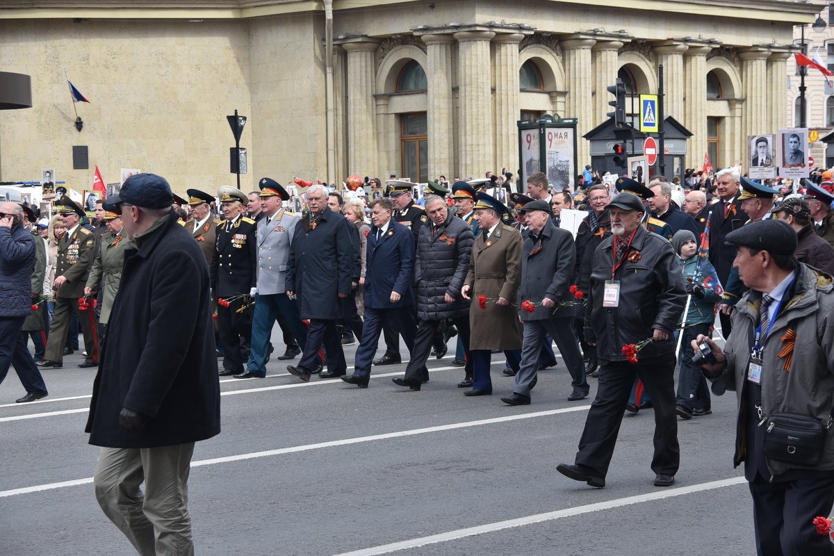 Руководители Санкт-Петербурга во главе колонны Бессмертного полка... - Валерий Подорожный