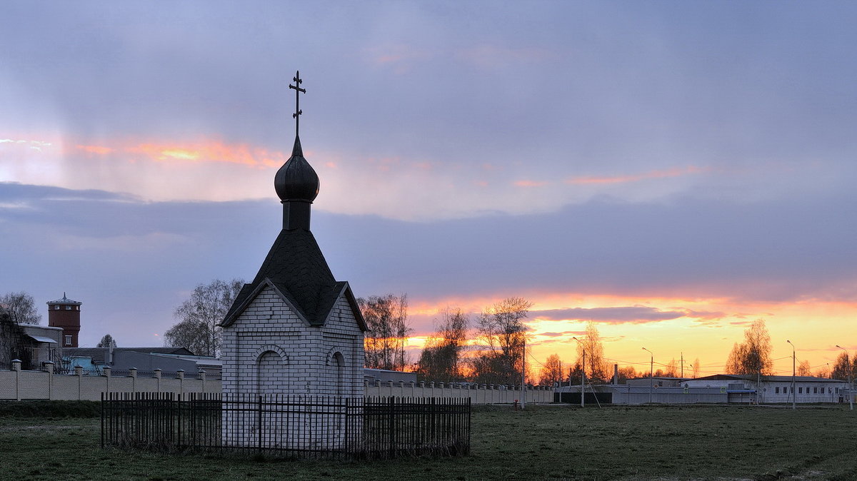 На фоне закатного неба, часовенка возле Толгского монастыря - Николай Белавин