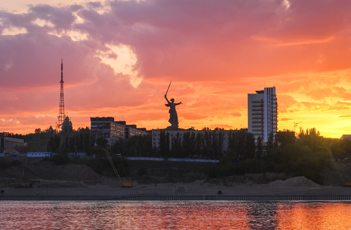 К пылавшим знамёнам небес Волгограда. - Анатолий Щербак