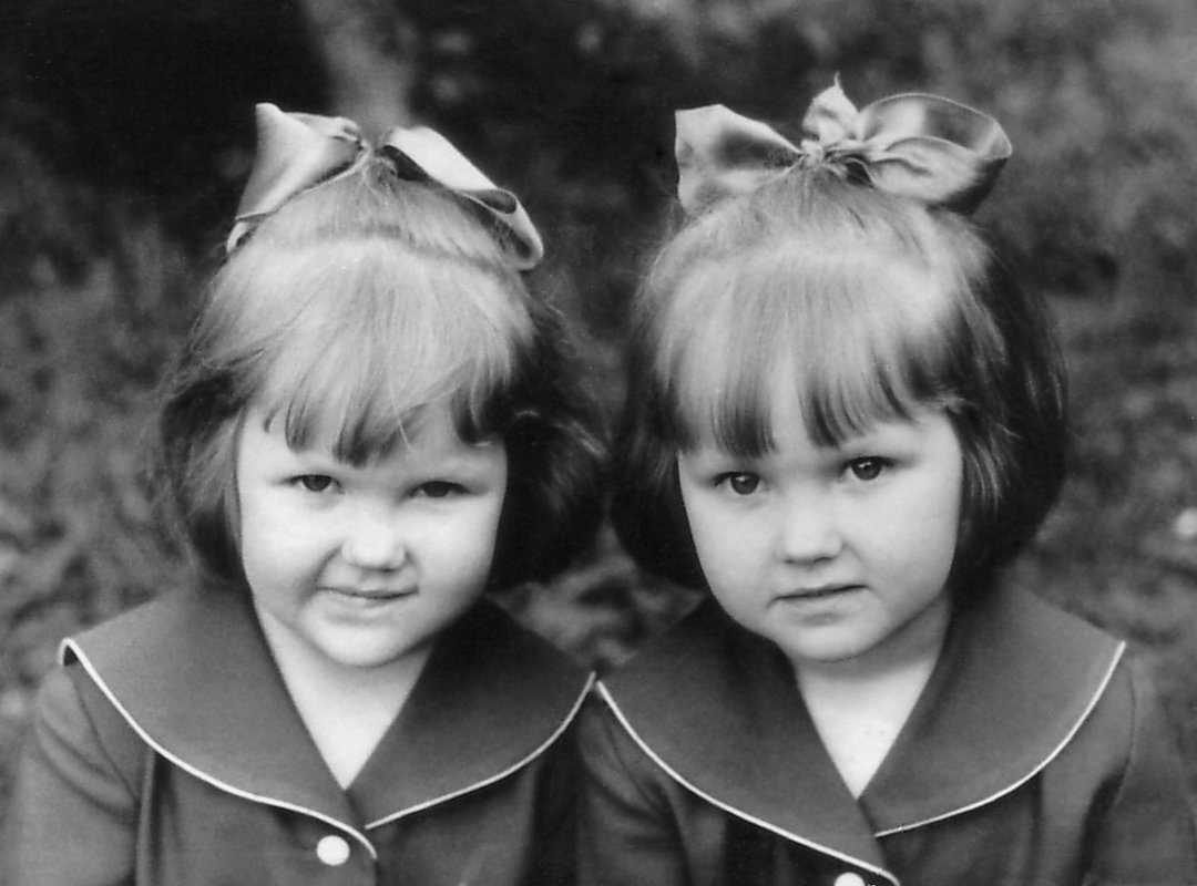 С сестрёнкой в детстве..  (Я слева) - Elena N