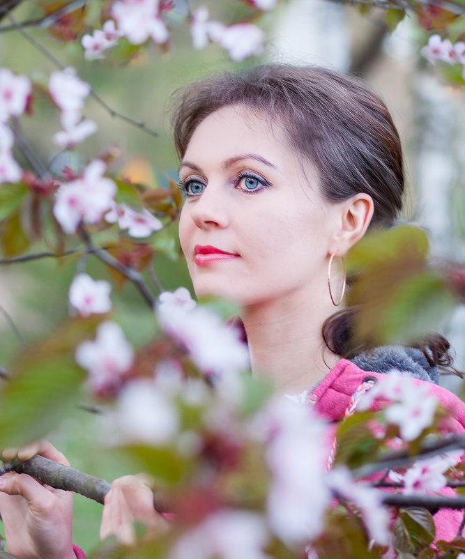 Портрет девушки в цветущем саду - Ирина Гомозова