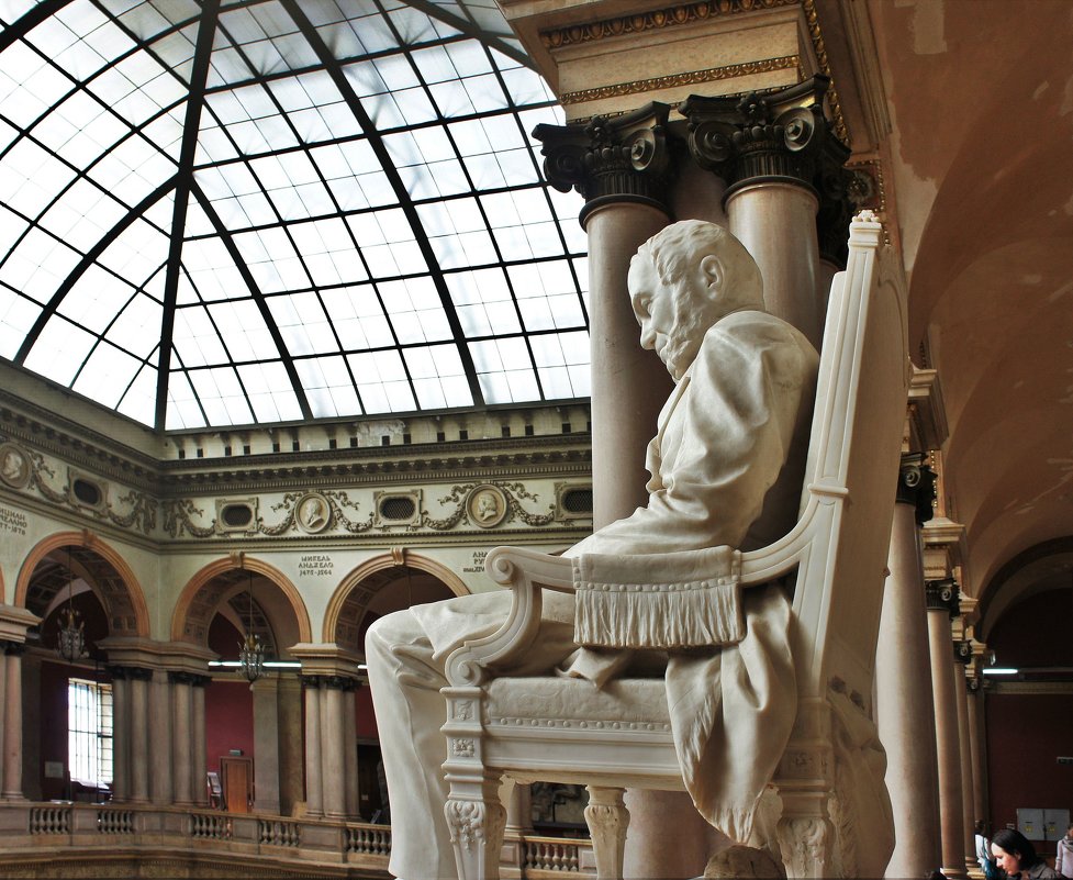 На верхней площадке Итальянской лестницы стоит скульптура А.Л. Штиглица работы М.М. Антокольского - Елена Павлова (Смолова)