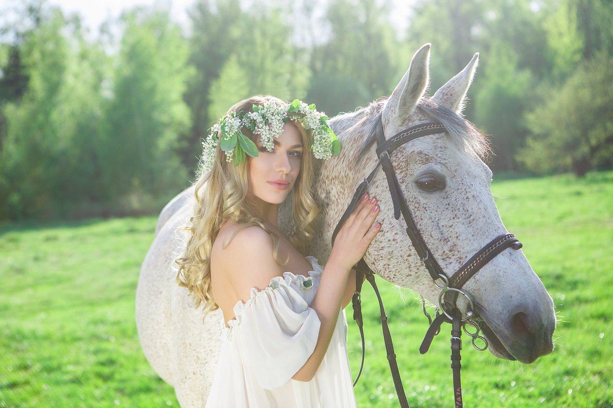 Девушка с лошадкой - Анна Цыганкова