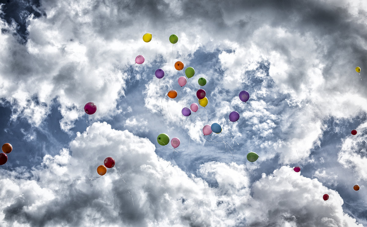 Воздушные шары -это мечта, которую выпускники посылают небесам. - Лилия .