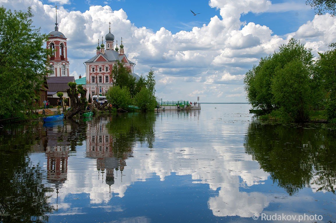 Между небом и водой. Церковь Сорока мучеников при впадении реки Трубеж в Плещеево озеро. (Переславль - Сергей 