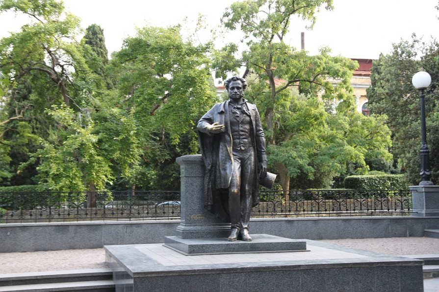Памятник Пушкину А.С.  Ялта. - Леонид Дудко