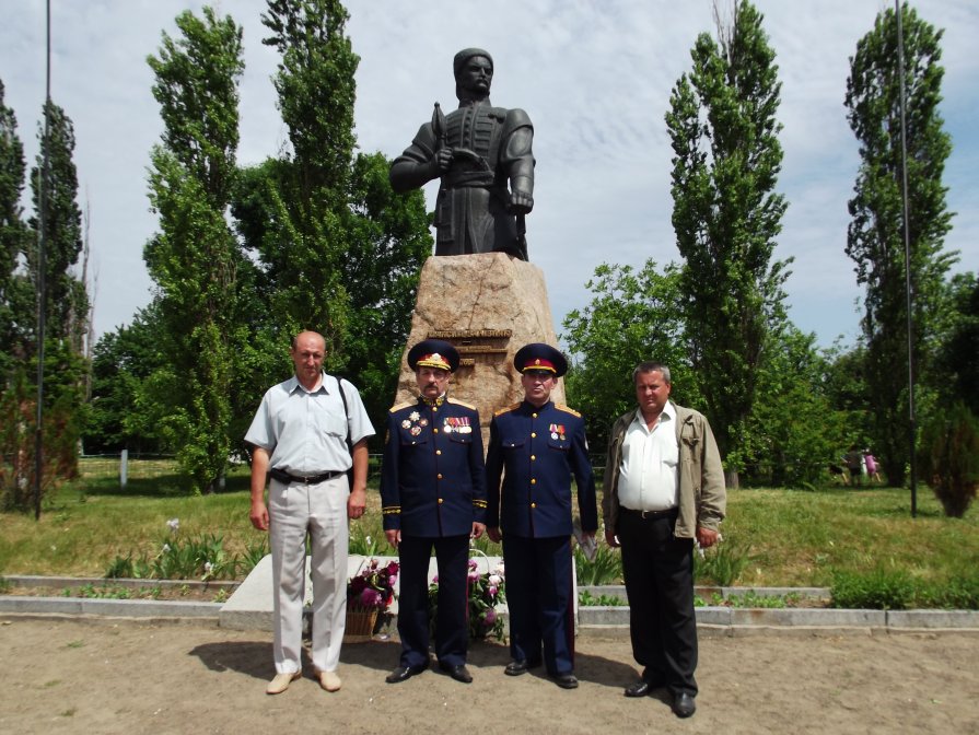 Возле памятника М.Зализняка - Александр Степаненко