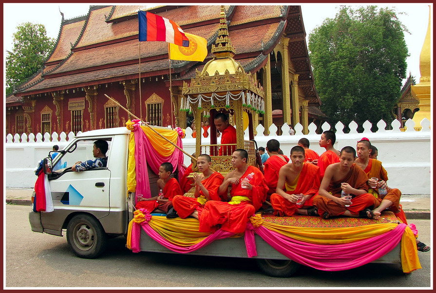 Монахи из Луанг-Прабанга - Евгений Печенин
