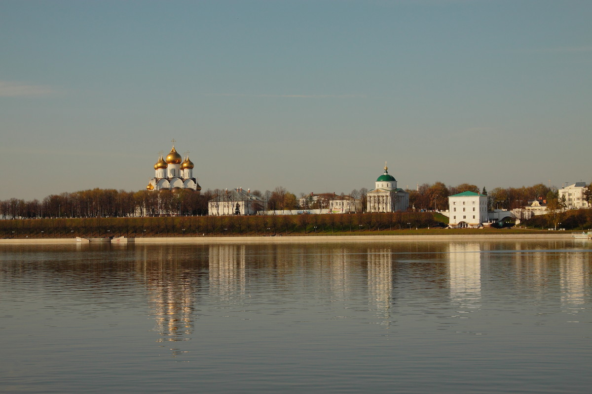 Успенский собор в Ярославле с Волги